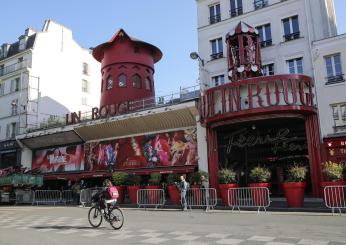 Parigi, crollate durante la notte le pale del famoso Moulin Rouge: nessun ferito | VIDEO