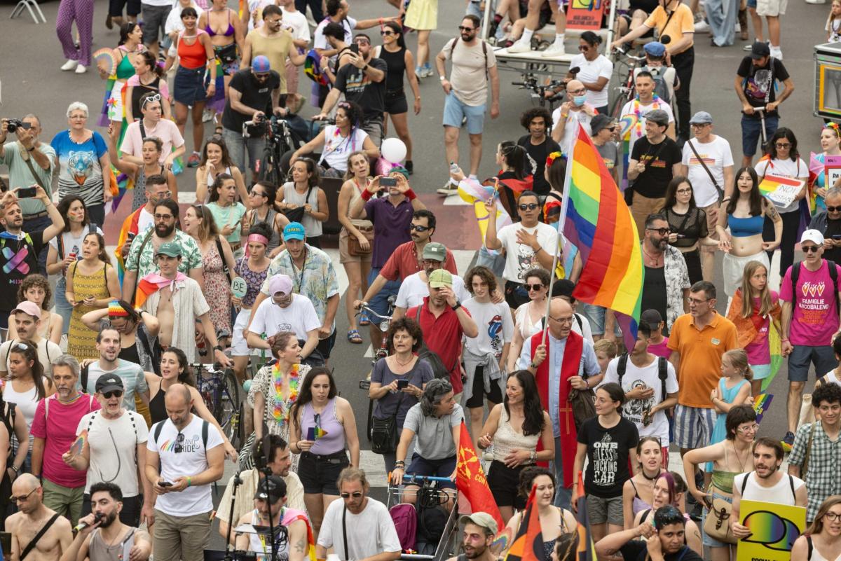 Milano Pride, 4 giornalisti denunciano molestie durante conferenza Pd. Il partito: “Solidarietà alle vittime. Autore estraneo a PD”