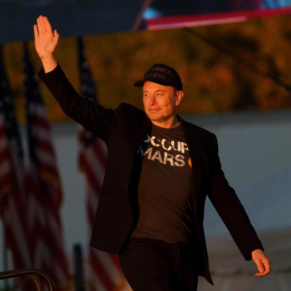 La prima apparizione di Elon Musk ad un comizio di Trump: “È l’unico candidato in grado di preservare la democrazia in America” | VIDEO