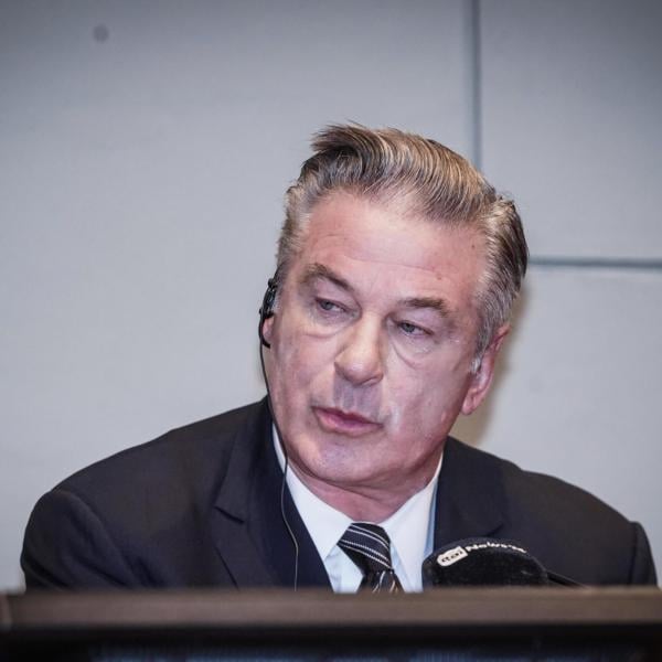 La verità sullo sparo di Alec Baldwin: cosa è successo davvero sul set di “Rust”