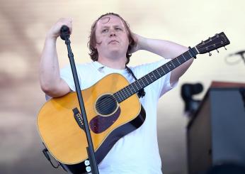 Video Lewis Capaldi a Glastonbury: la sindrome di Tourette lo blocc…