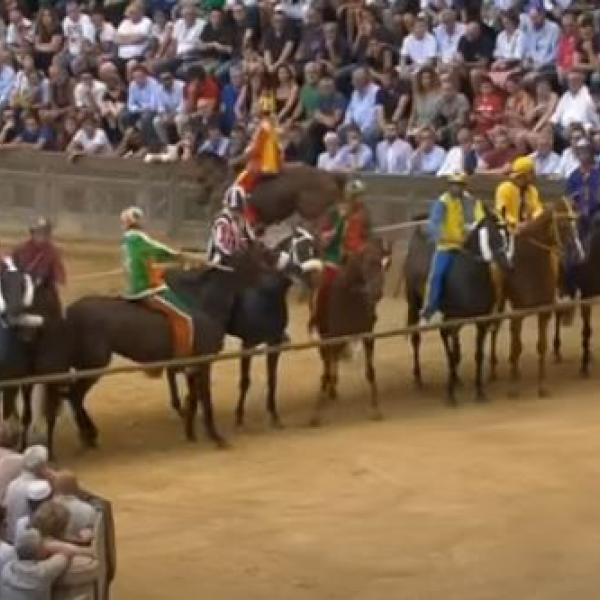 Palio di Siena 16 agosto 2023, assegnazione dei cavalli e foto del drappellone in onore della Madonna dell’Assunta