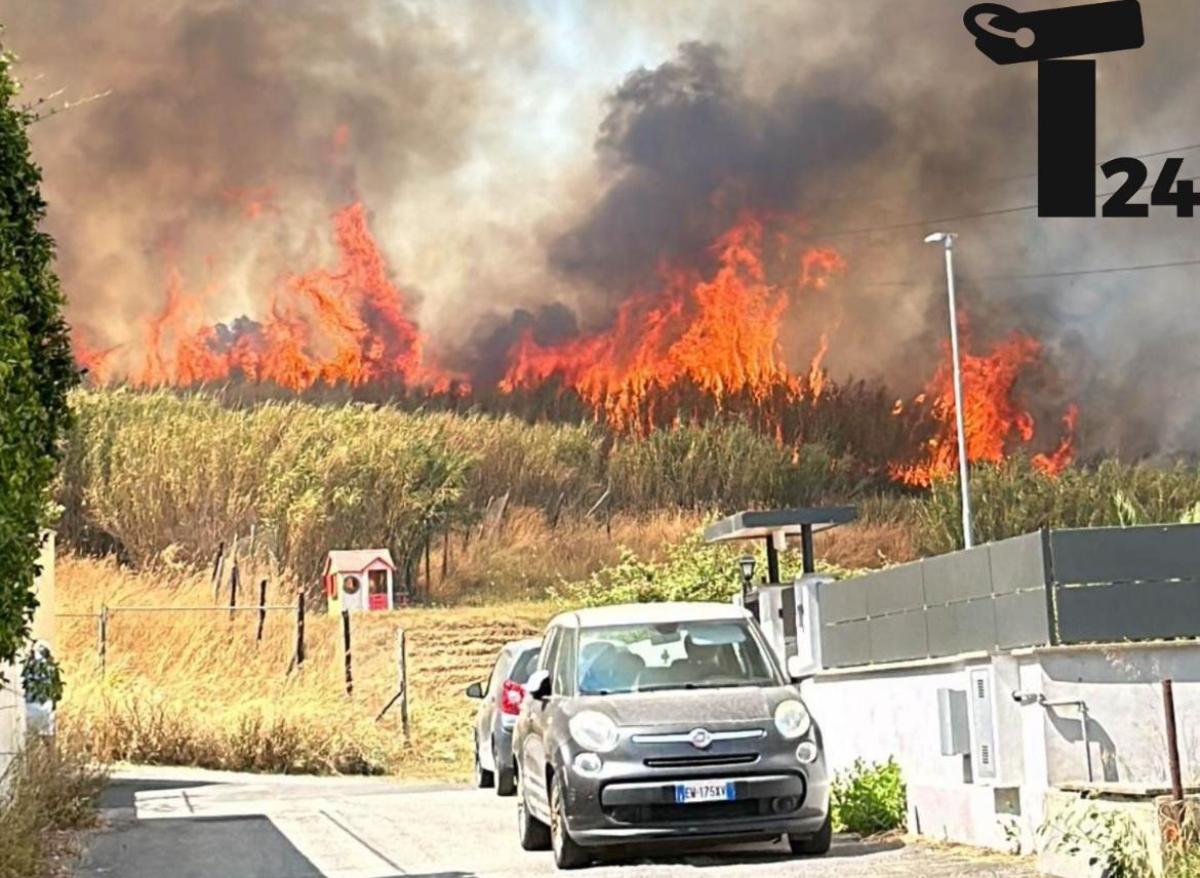 Roma, incendio a Casal Lumbroso oggi, dopo ore di attesa famiglie rientrate nelle case. “E’ stato un incubo, il caos. Non se ne può più”| FOTO E VIDEO