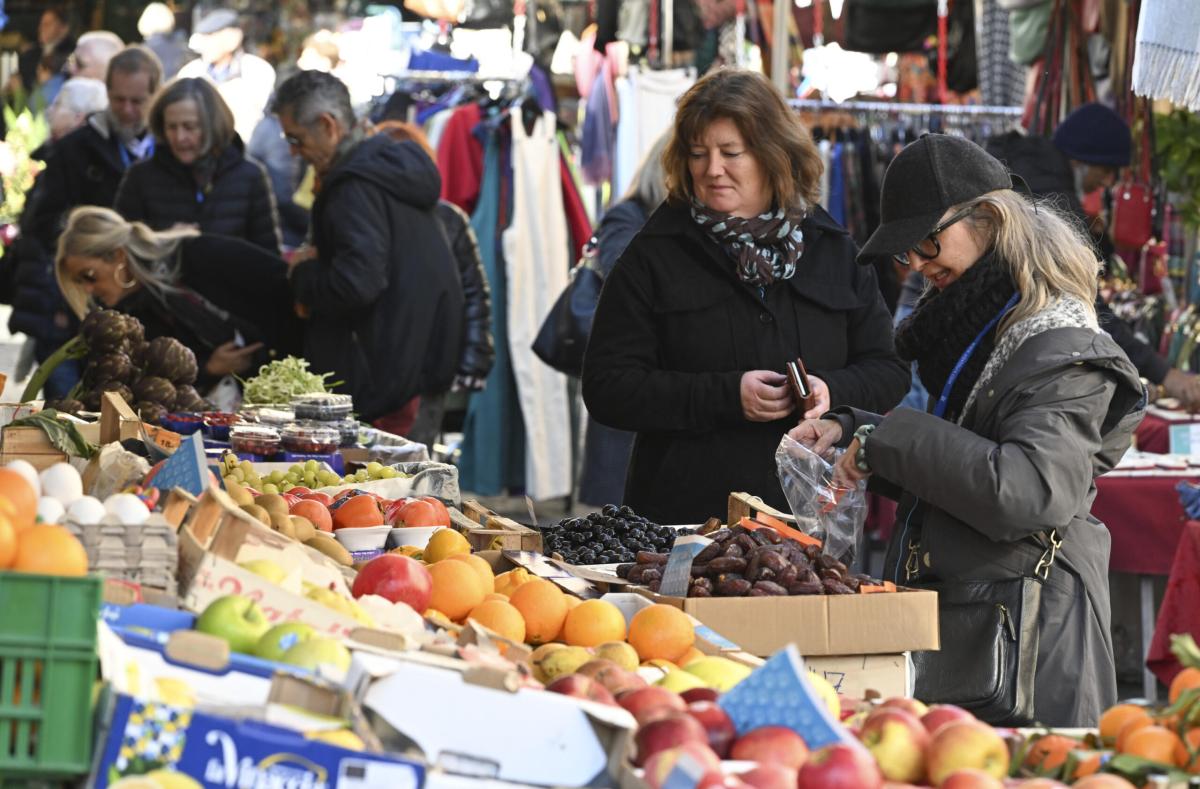 Economia, Istat: cala la fiducia dei consumatori, per le imprese si…