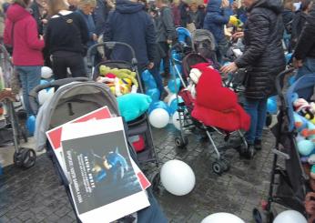 Manifestazione per Israele a Roma, 32 passeggini vuoti. Una nonna: “Mia nipote rapita da Hamas” | VIDEO