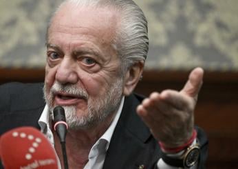 Napoli, dura contestazione a De Laurentiis e squadra: città tappezzata di manifesti