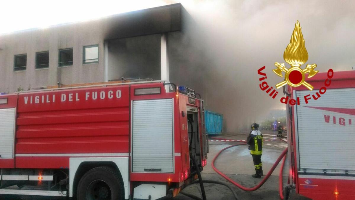 Roma, incendio oggi al Trullo, fumo visibile in tutta la zona ovest…