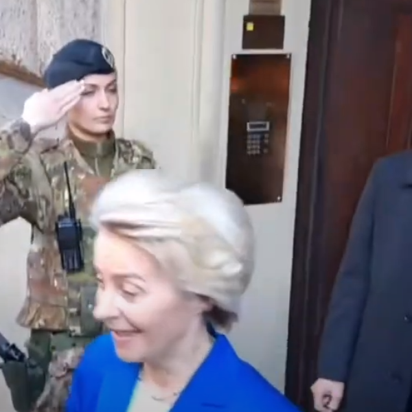 Conferenza Italia-Africa, Ursula von der Leyen non si ferma con i cronisti a Roma: “Non parlo italiano” | VIDEO