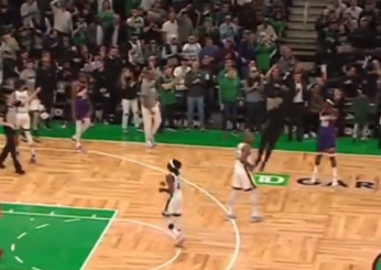 NBA, l’allenatore dei Celtics Joe Mazzulla ha provato a stoppare un tiro di O’Neale dei Suns | VIDEO