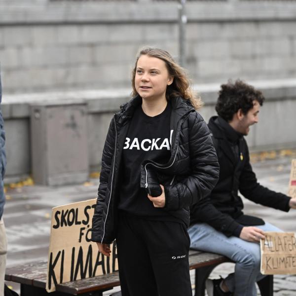 Andrew Tate arrestato, il “rivale” di Greta Thunberg accusato di tr…