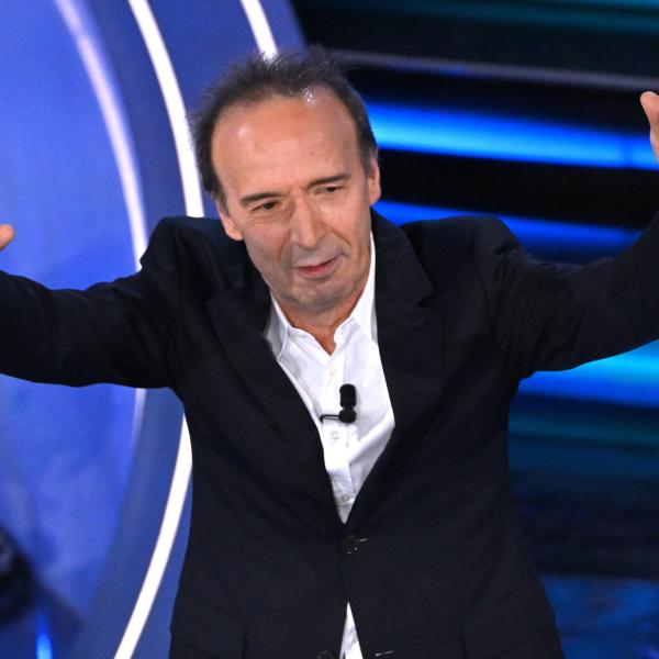 Festival di Sanremo 2023, Roberto Benigni prende in giro Amadeus: “E’ al quinto mandato. Vuole fare la marcia su Sanremo”