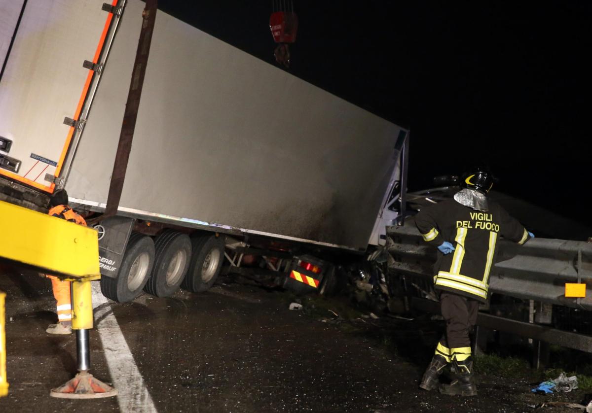 Brescia, tir si scontra con un’auto e finisce in una scarpata: mort…