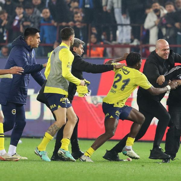 Turchia, rissa folle durante Trabzonspor-Fenerbahce: Batshuayi e Osayi litigano con i tifosi avversari | VIDEO