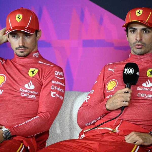 Formula 1, Sainz in conferenza: “Futuro? C’è da attendere”; Leclerc: “Mondiale possibile”