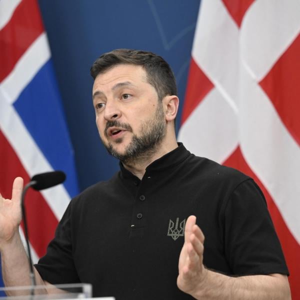 Guerra in Ucraina, le forze russe effettuano attacchi aerei nell’oblast di Kharkiv. Zelensky: “Se Trump impone una pace sfavorevole, sarebbe la fine della leadership Usa”