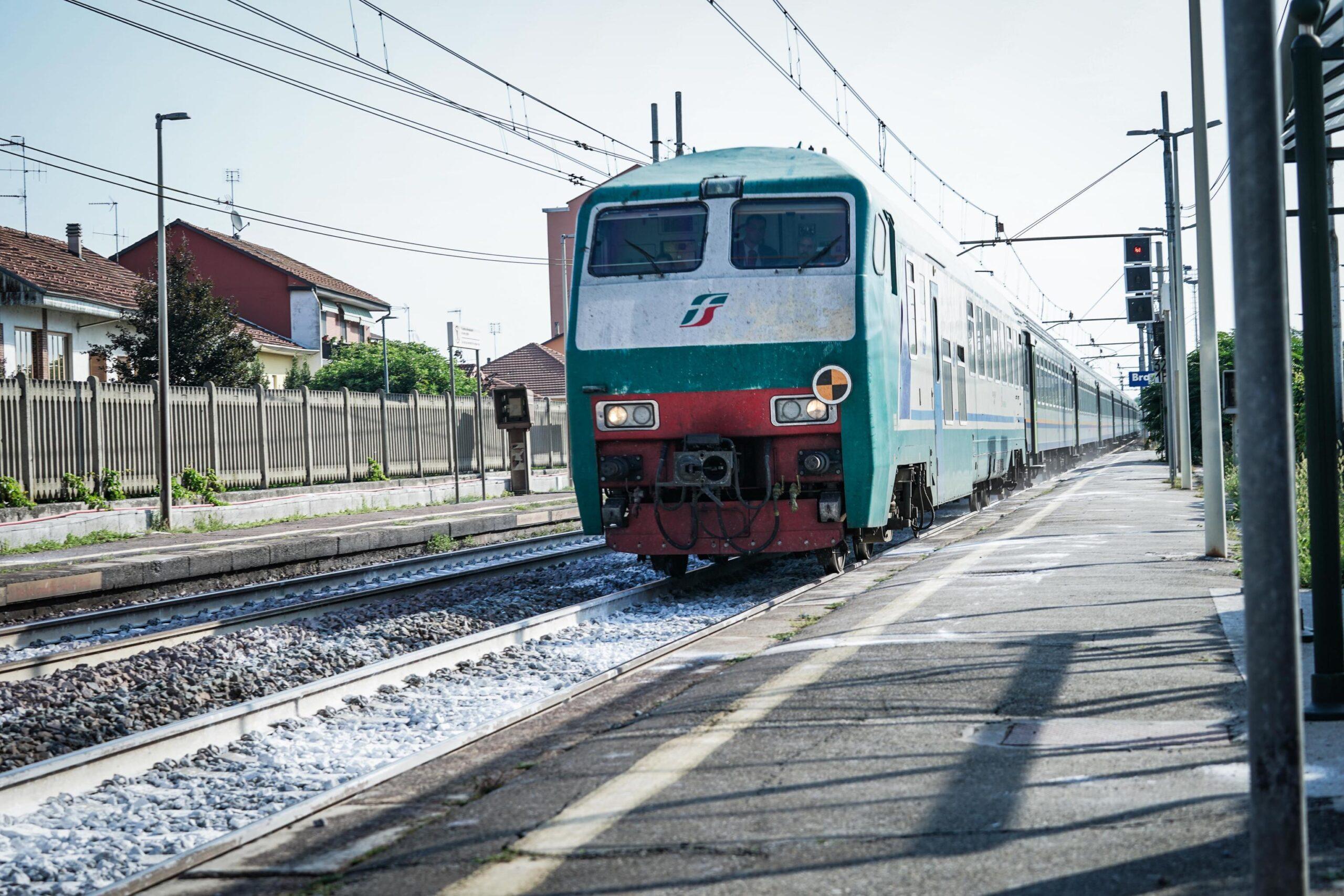 Salerno, deragliamento di un treno a San Severino di Centola: nessun ferito, disagi alla circolazione ferroviaria in Cilento