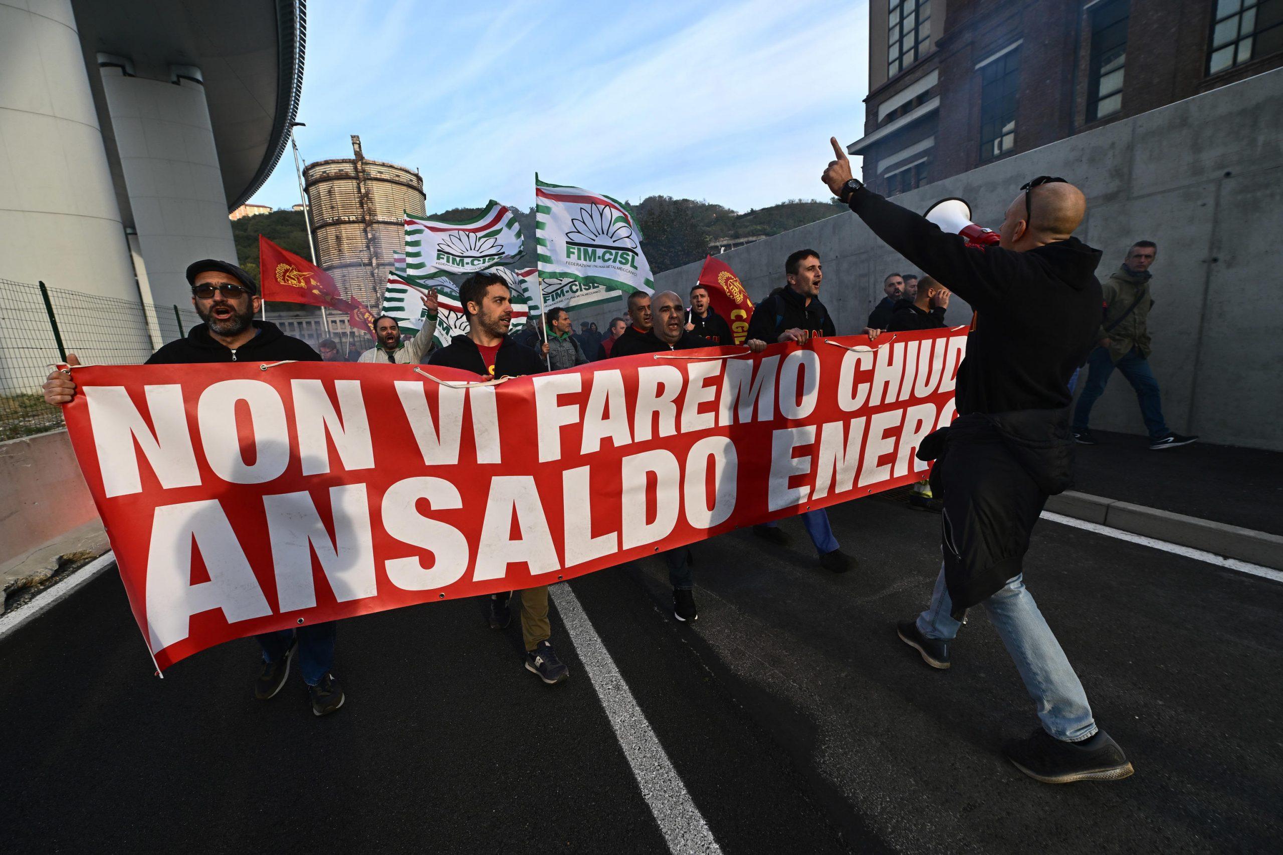 Ansaldo Energia: 2mila in corteo, bloccato accesso autostrada A7 | FOTO