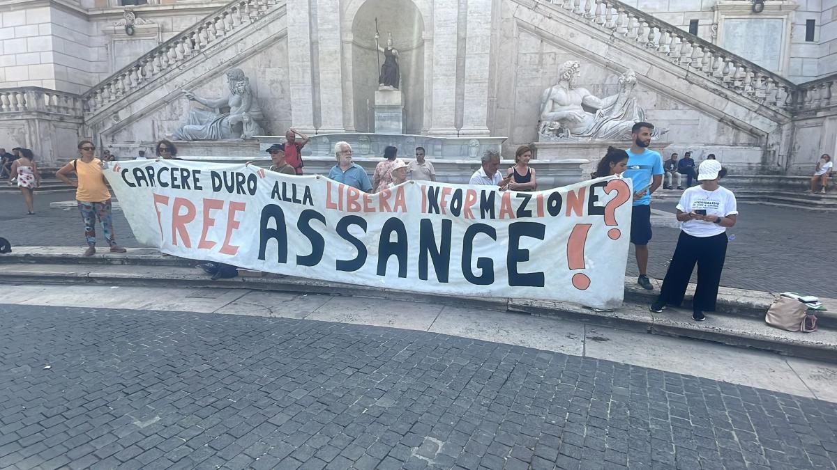 Julian Assange, sit-in a Roma per chiedere l’impegno delle amminist…