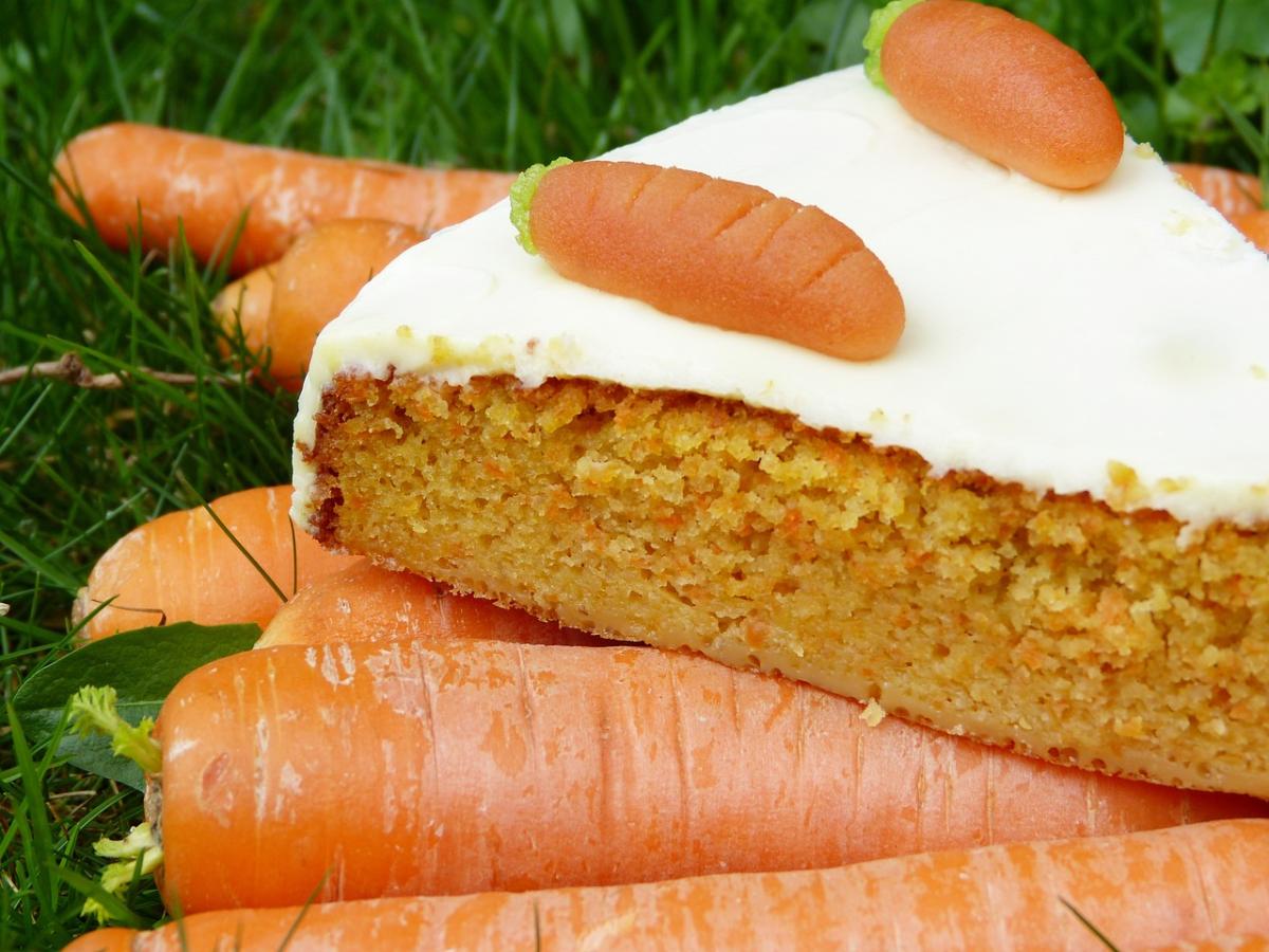 Torta di carote vegana, senza burro, latte e uova. Ecco come si fa