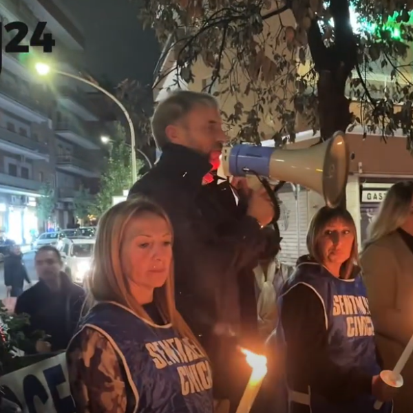 Roma, fiaccolata e raccolta firme a Largo Boccea contro degrado e criminalità. Gli abitanti: “Fiumi di droga e alcol, dopo le 21 non si può uscire” | VIDEO