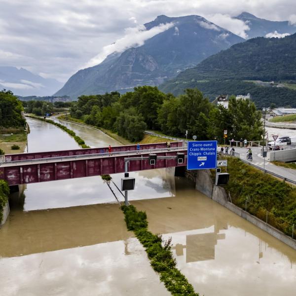 Frana nel Canton Ticino, nubifragio in Svizzera: tre morti e un disperso per il maltempo | FOTO