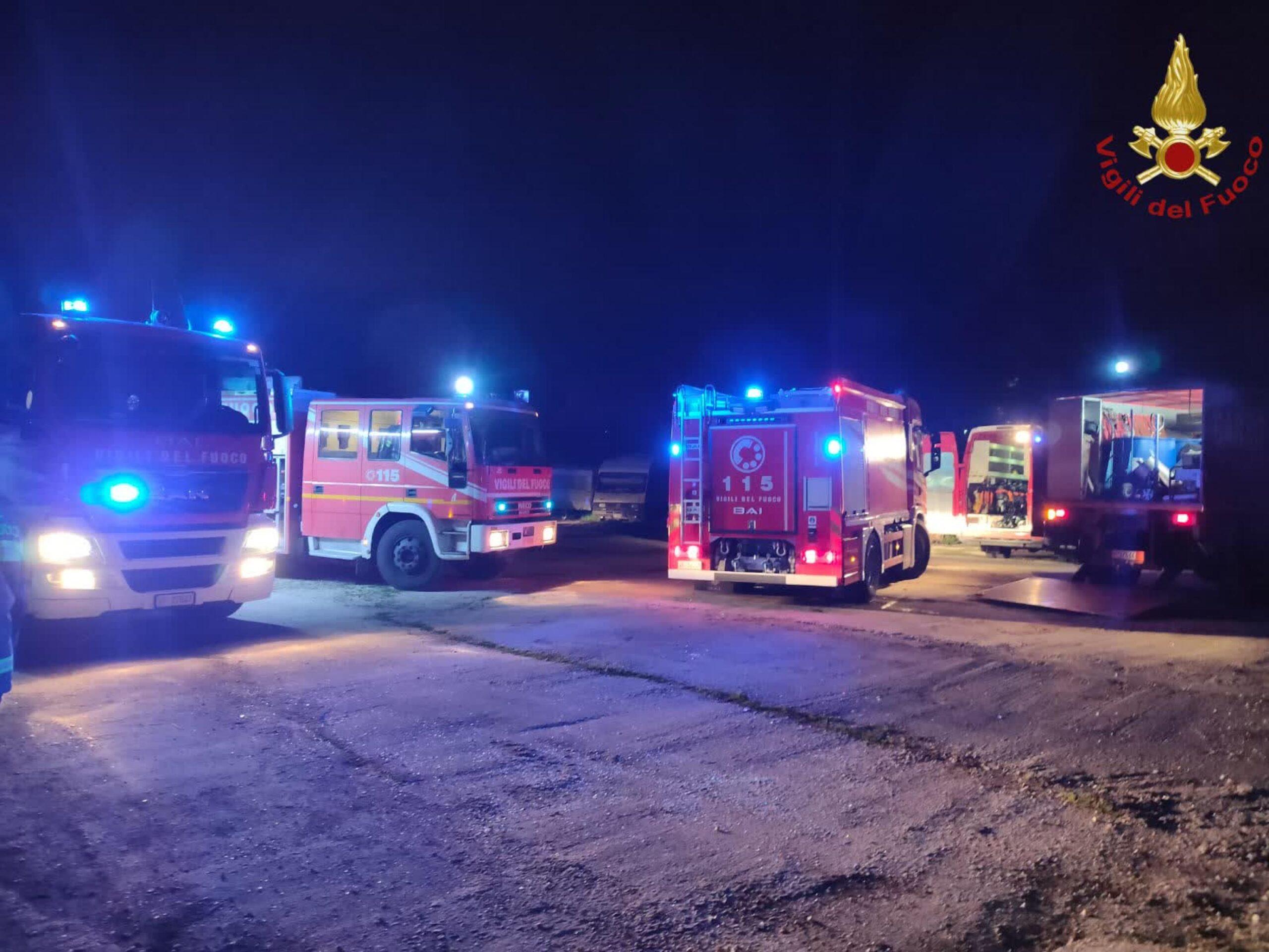 Incendio a Roma, a fuoco capannone industriale a San Basilio: alta colonna di fumo nero visibile a chilometri di distanza | FOTO E VIDEO