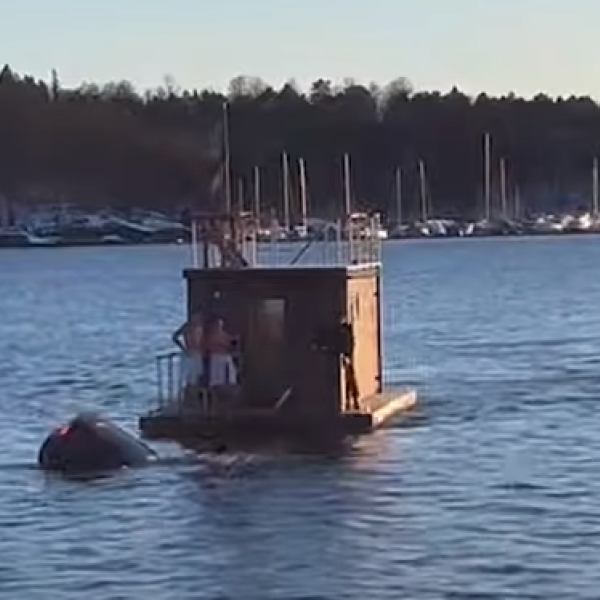 Norvegia, Tesla cade in un fiordo a Oslo: le due persone a bordo salvate da sauna galleggiante | VIDEO