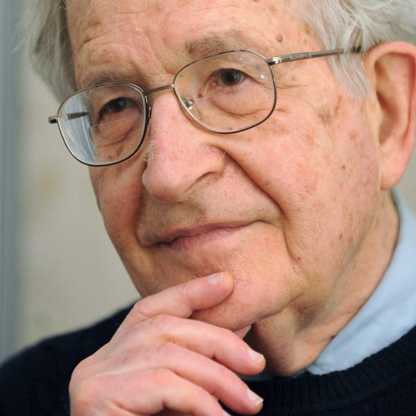 Noam Chomsky morto? La notizia smentita dalla moglie Valeria