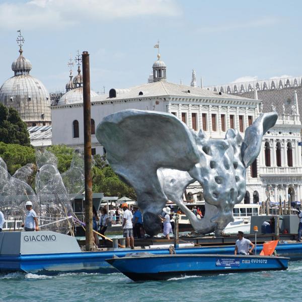 Svelata la nuova opera di Lorenzo Quinn a Venezia