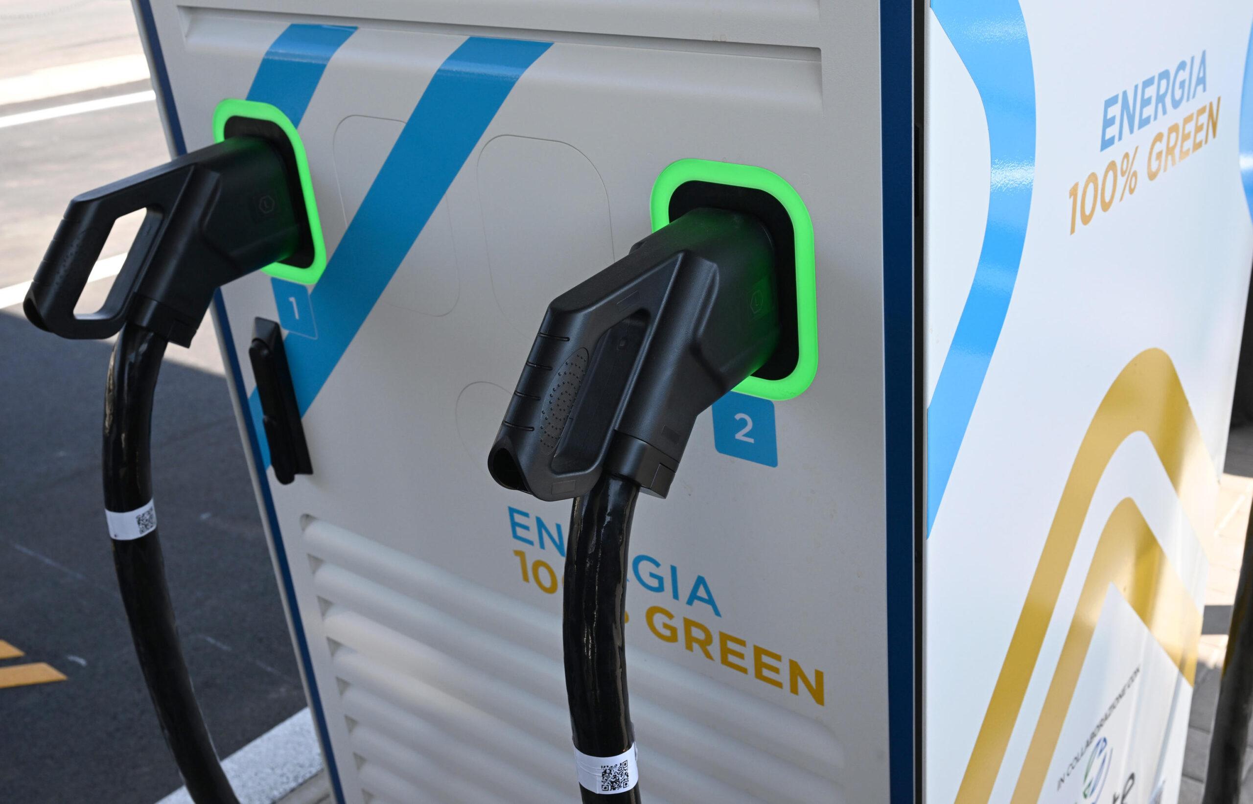 Auto green, inaugurato a Napoli il primo distributore di sola energia elettrica