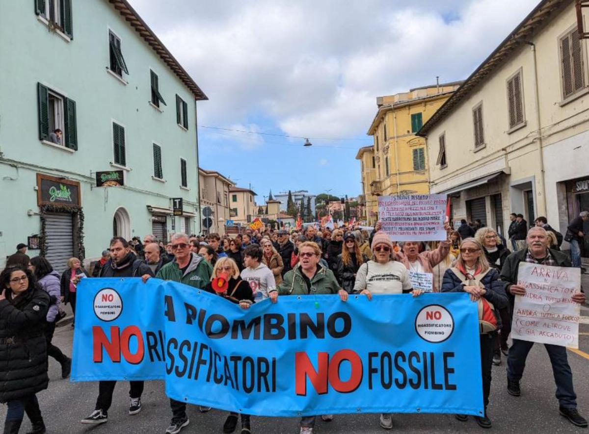 Piombino protesta contro il rigassificatore: 3mila i presenti alla …