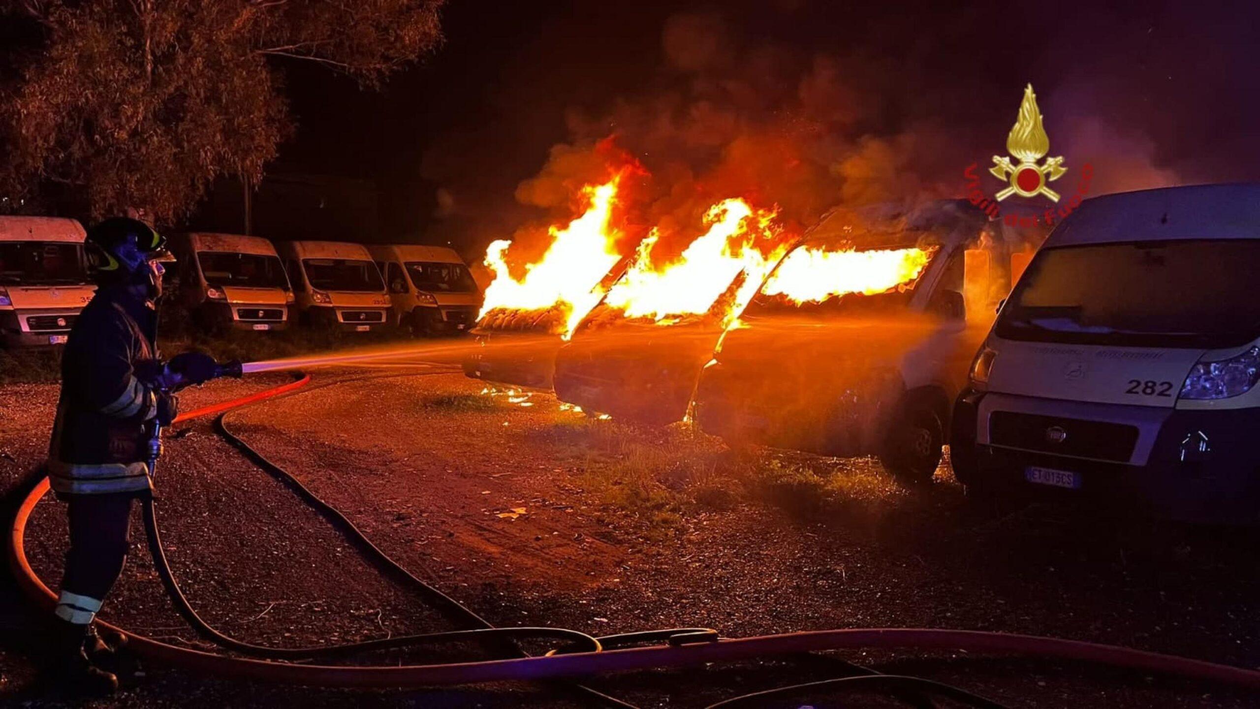 In fiamme 22 scuolabus a Roma, nella zona di Ostiense