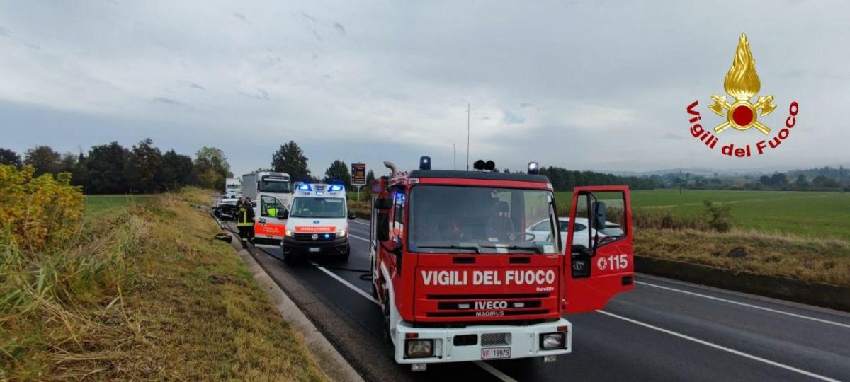 Novara, incidente sulla statale 11: scontro tra auto e tir, grave 43enne