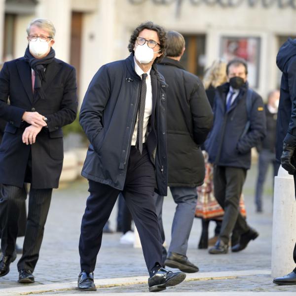 Accise, l’ex pentastellato Toninelli critica il governo: “Non c’è nessun taglio, gli aumenti sono vertiginosi!”