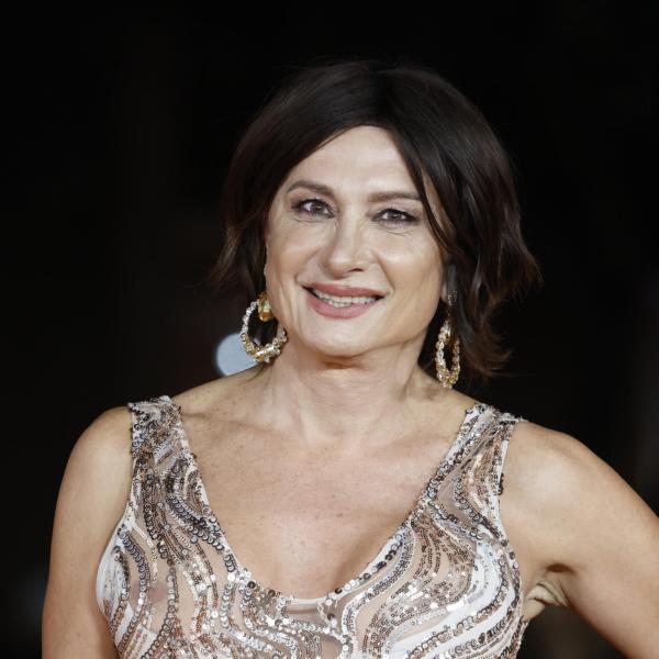 Isola dei famosi, Vladimir Luxuria vittima di commenti discriminatori: “Fa di tutto per essere donna” perché la conduttrice non convince