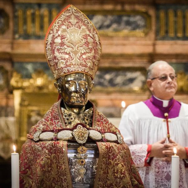 Miracolo di San Gennaro, cosa è successo quando  il sangue non si è sciolto? | VIDEO