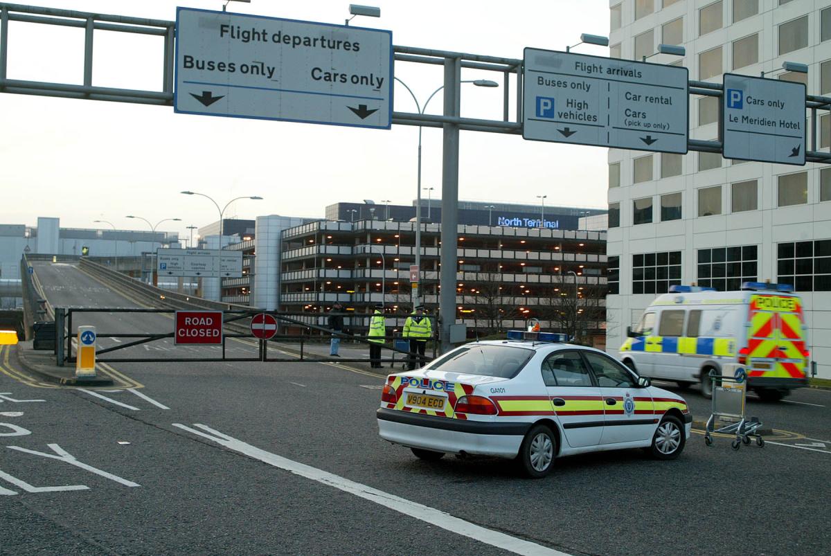 Ancora caos negli aeroporti britannici: “I ritardi dureranno per gi…