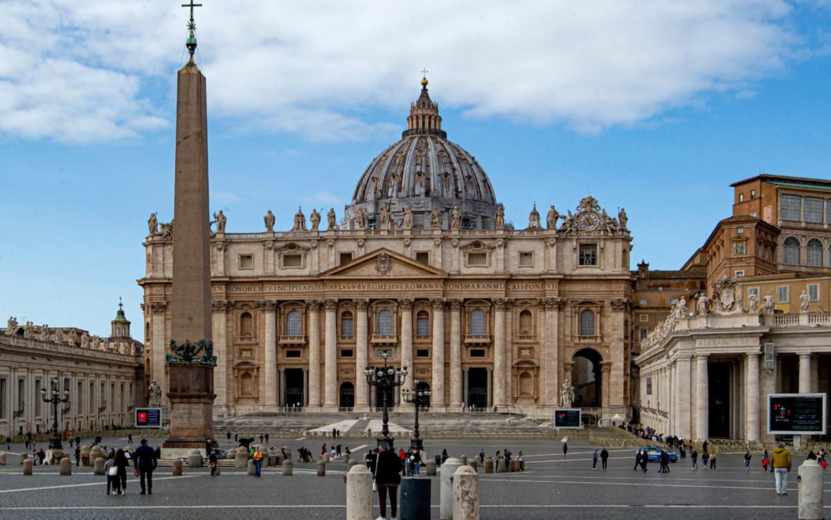 Inseguimento in Vaticano: uomo si schianta contro una volante