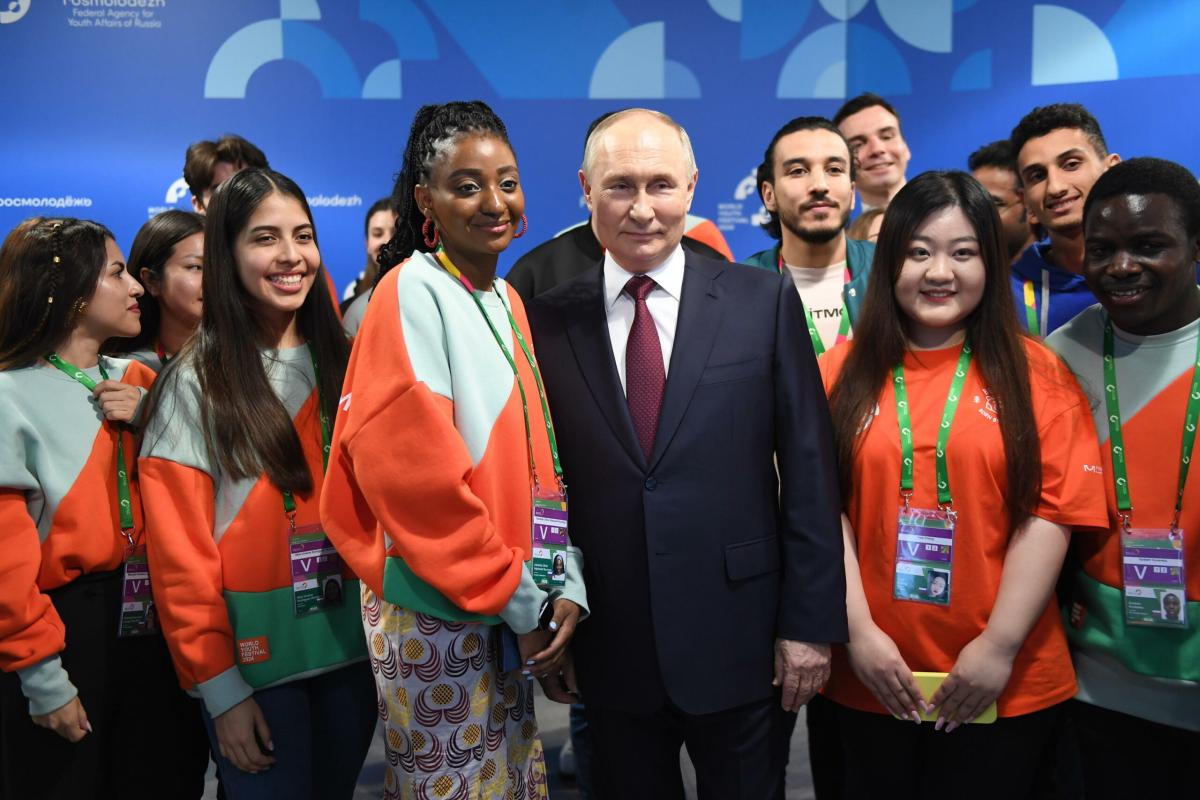 Putin, Festival Mondiale della Gioventù: “Attacco a Belogrod è crimine di guerra”. E alle ragazze presenti: “Scopo della donna è procreare”