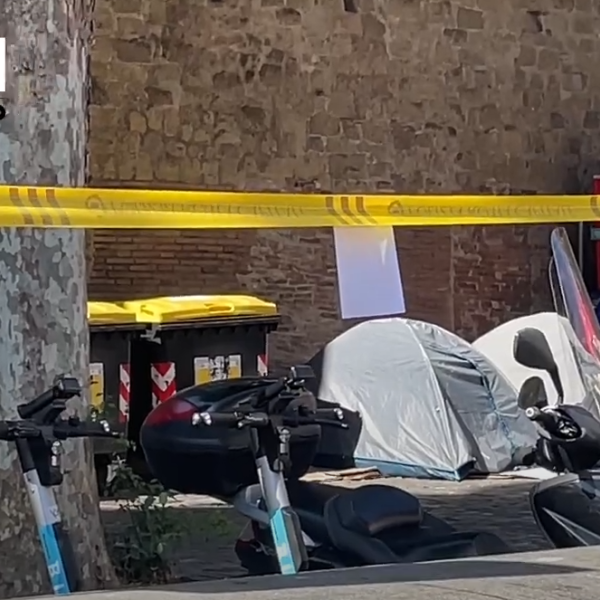 Roma, senzatetto e degrado in Piazza San Pietro. I residenti: “La sera abbiamo paura, le istituzioni ci ignorano” | VIDEO