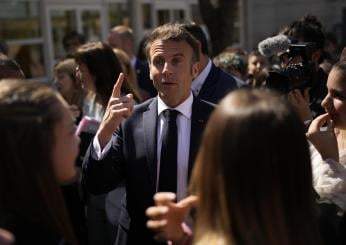 Francia, Macron su pensioni e inflazione: “Avrei dovuto espormi di più. I rincari dureranno tutta l’estate”