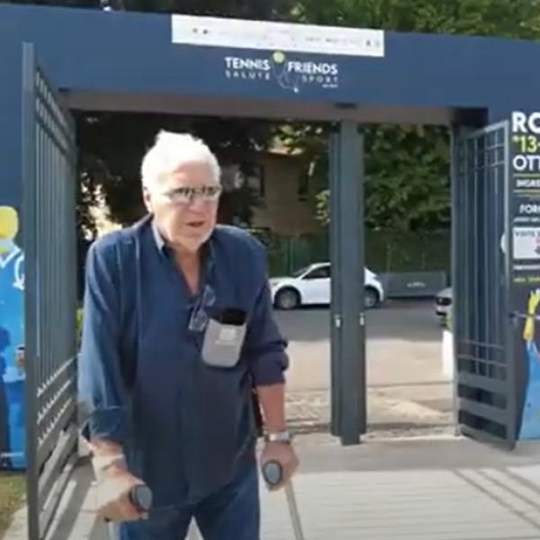 Nicola Pietrangeli come sta adesso? Il video con le stampelle al Tennis & Friends | ESCLUSIVA