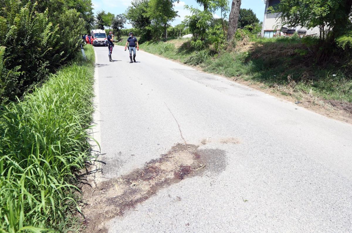 Jesi, via San Marcello, un uomo in sella alla bici a pedalata assis…