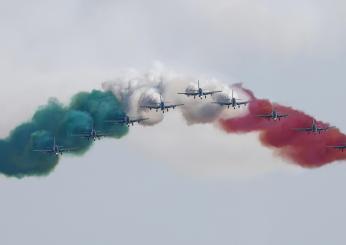 Reggio Calabria, arrivano le Frecce Tricolori: spettacolo in aria e traffico bloccato a terra