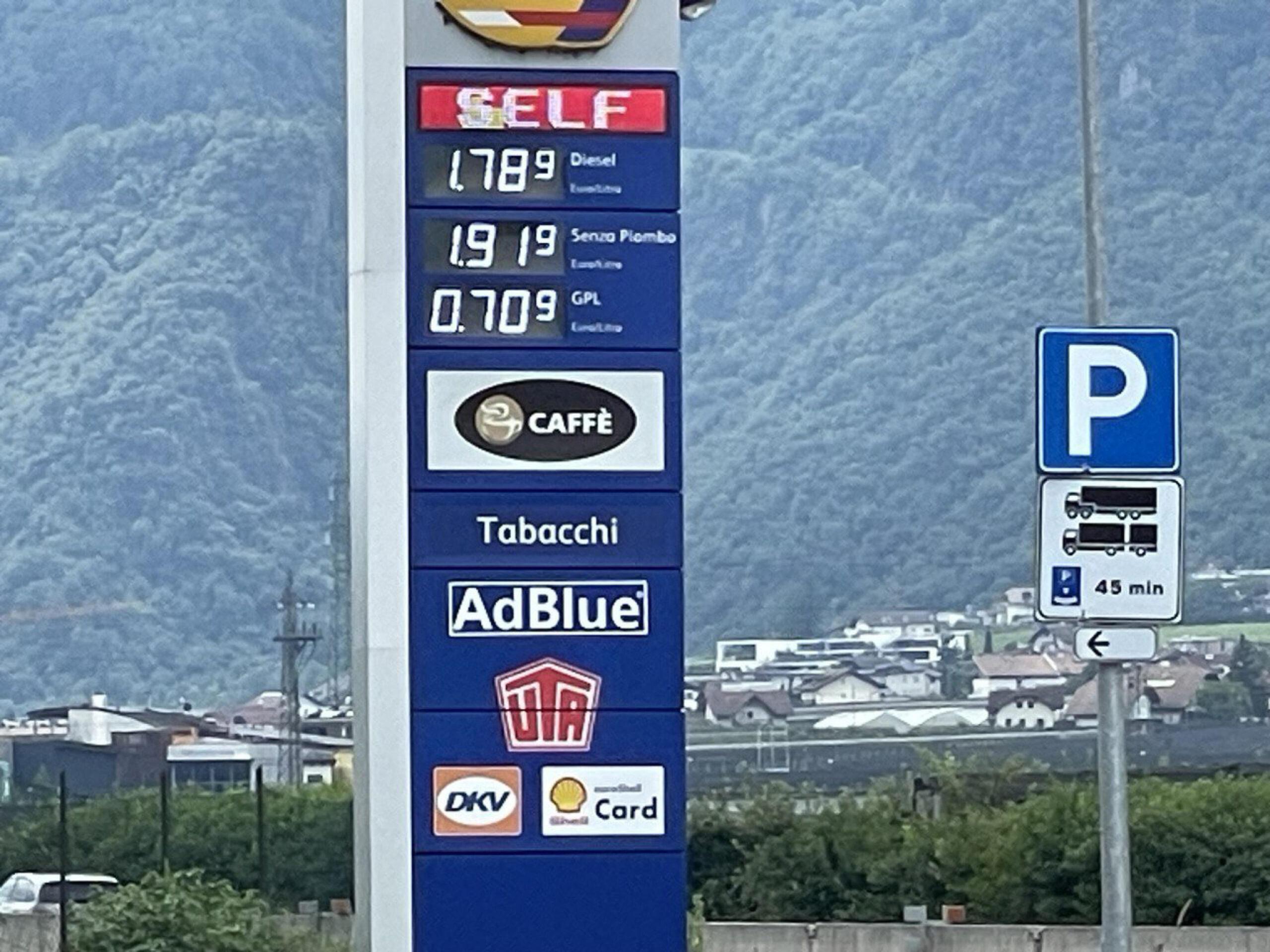 Carburanti, scendono prezzi benzina e diesel a ottobre, in arrivo allerte rapide su aumenti