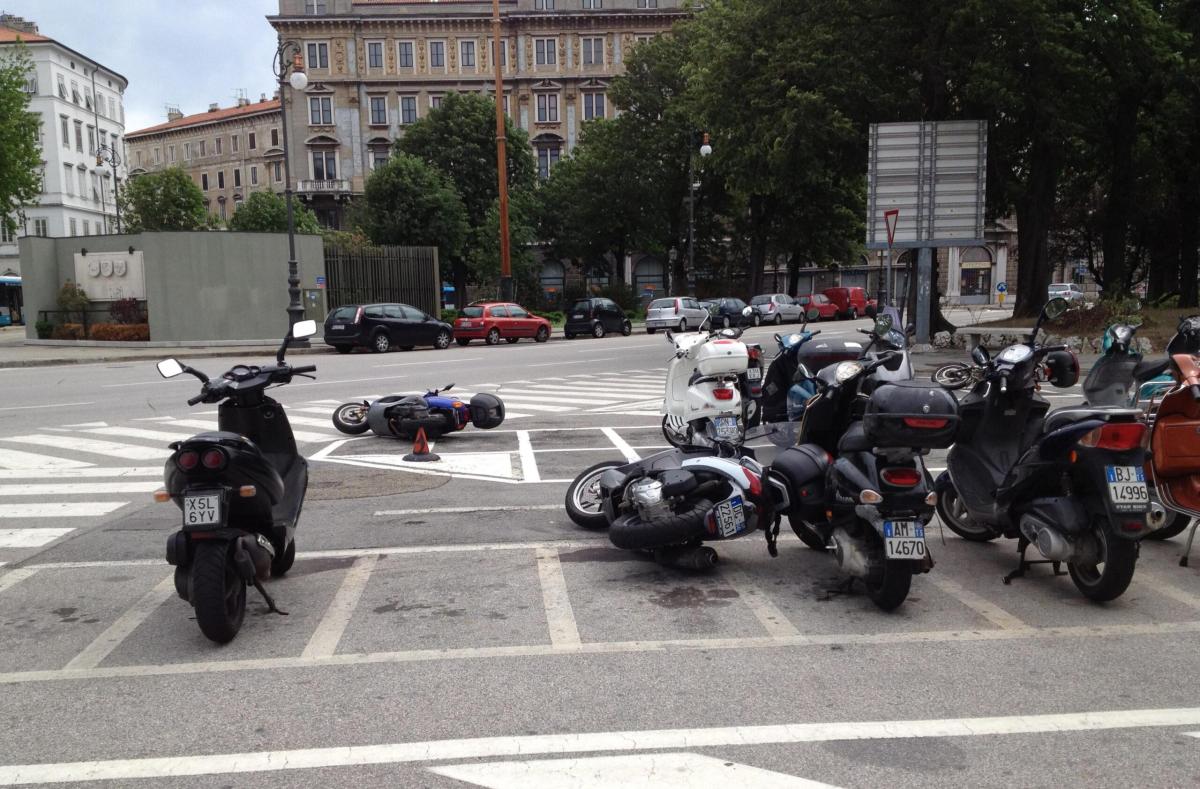 Trieste, incidente in piazza Volontari Giuliani: 60enne si schianta col suo scooter e muore