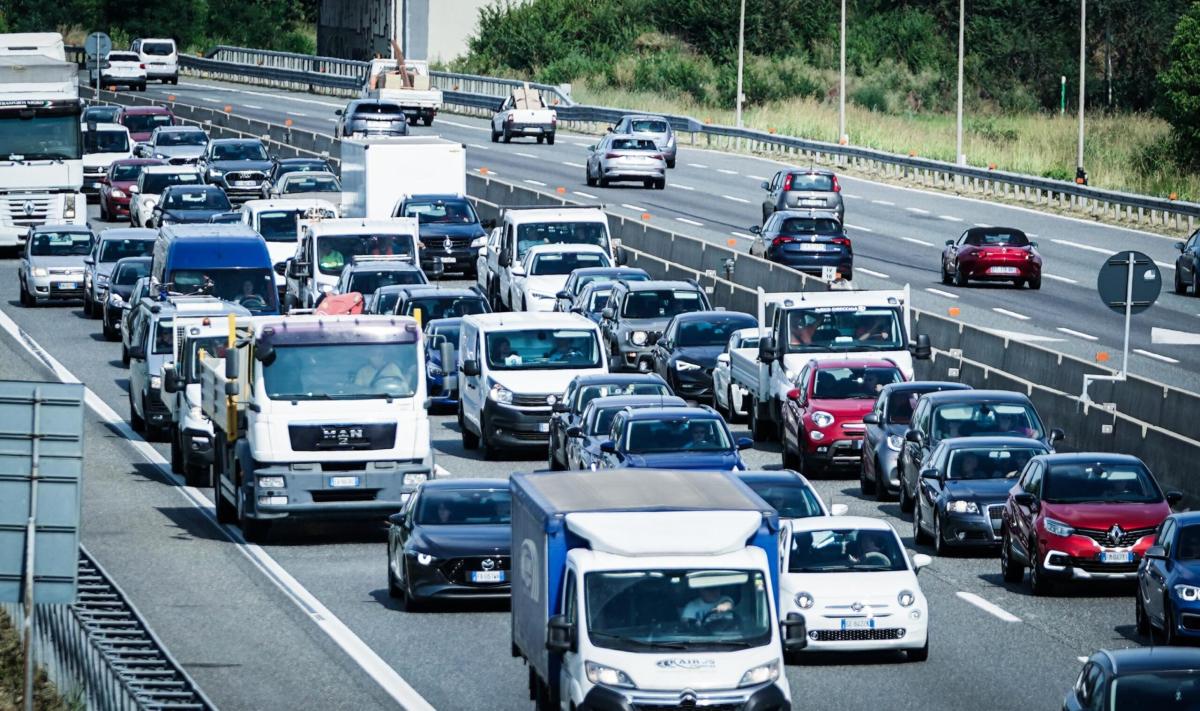 Brescia, incidente sulla tangenziale sud: 48enne perde il controllo del furgone e sbatte contro il guard rail, morto sul colpo