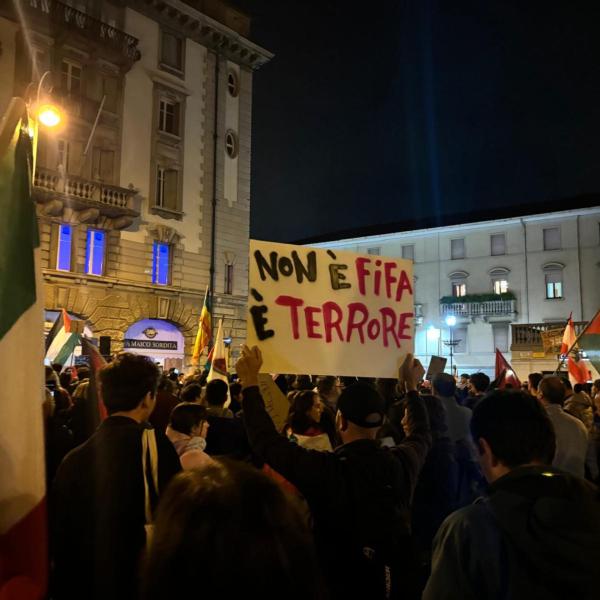 Udine, manifestazione pro Palestina prima di Italia-Israele: duemila persone in piazza | FOTO E VIDEO