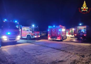 Incendio a Roma, a fuoco capannone industriale a San Basilio: alta colonna di fumo nero visibile a chilometri di distanza | FOTO E VIDEO