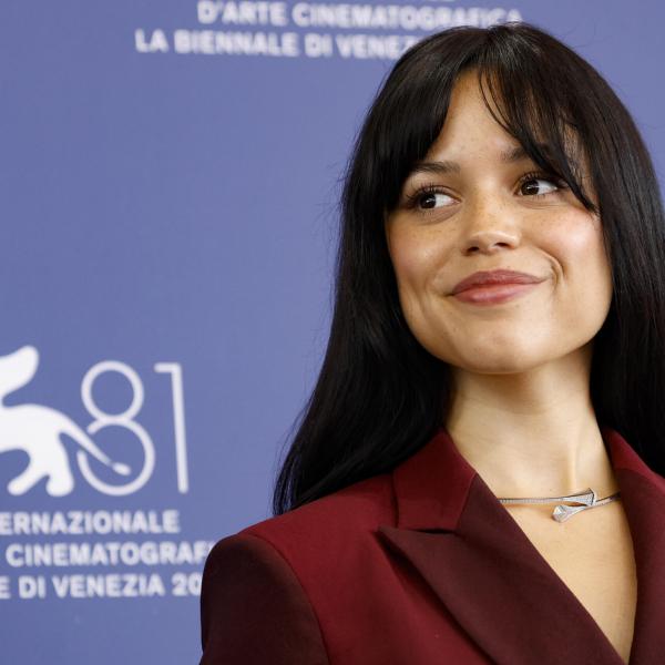 Jenna Ortega assediata dai fan per “Beetlejuice 2”: il cast arriva al Festival del cinema di Venezia 2024 | VIDEO